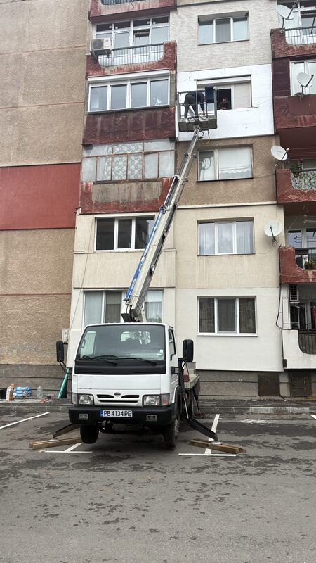 Достъп до апартамент през прозорец с автовишка