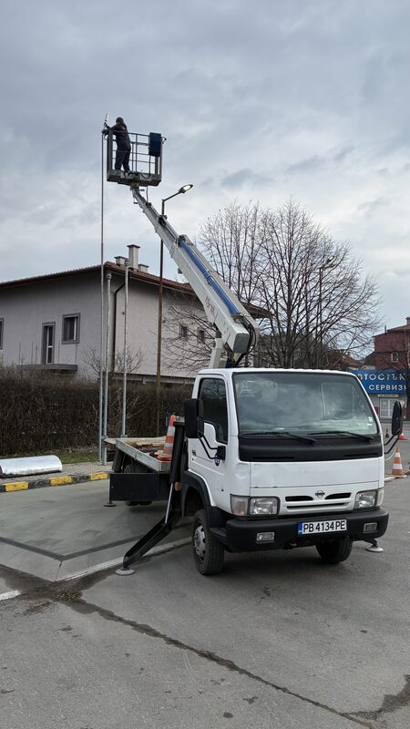 Монтаж на LED улична лампа с автовишка